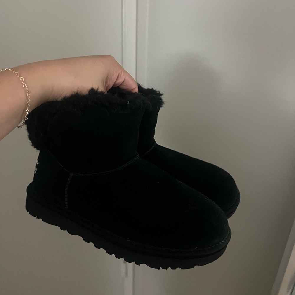 BRAND NEW MINI UGGS WITH BEDAZZLED LOGO 💕